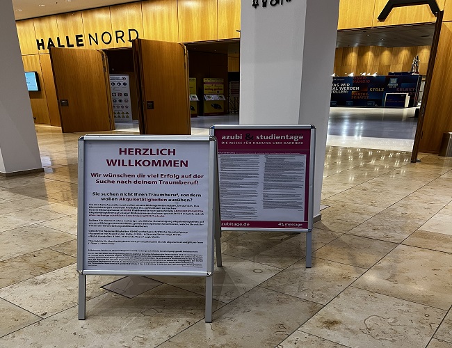Mitteilung auf der Messe | Eingang (Foyer) RMCC Wiesbaden